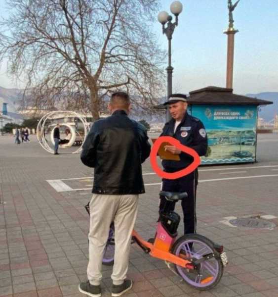 Жители Новороссийска возмутились полицейским, который курит в общественном месте