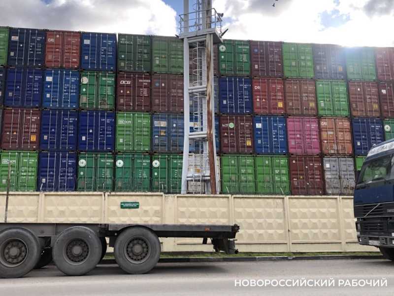 Администрация Новороссийска подала в суд на строителя 4-этажной гостиницы из контейнеров