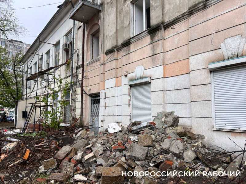 Дореволюционный Новороссийск исчезает. Сносят здание бывшего пивоваренного завода «Бавария»