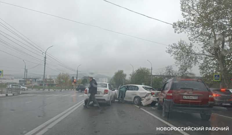 ДТП и мордобой водителей. Авария на перекрестке в Новороссийске собрала пробку на въезд в город