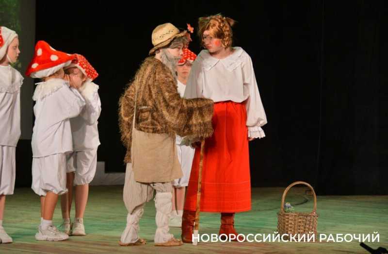 Известный московский режиссер Роман Кирьянов учился в новороссийской школе и играл в нашем ТЮЗе