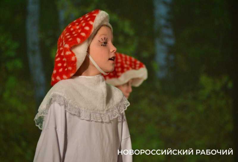 Известный московский режиссер Роман Кирьянов учился в новороссийской школе и играл в нашем ТЮЗе
