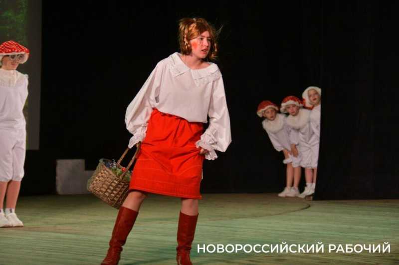 Известный московский режиссер Роман Кирьянов учился в новороссийской школе и играл в нашем ТЮЗе