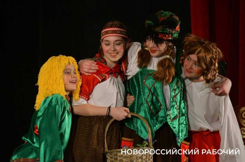 Известный московский режиссер Роман Кирьянов учился в новороссийской школе и играл в нашем ТЮЗе