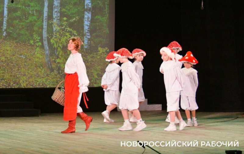 Известный московский режиссер Роман Кирьянов учился в новороссийской школе и играл в нашем ТЮЗе