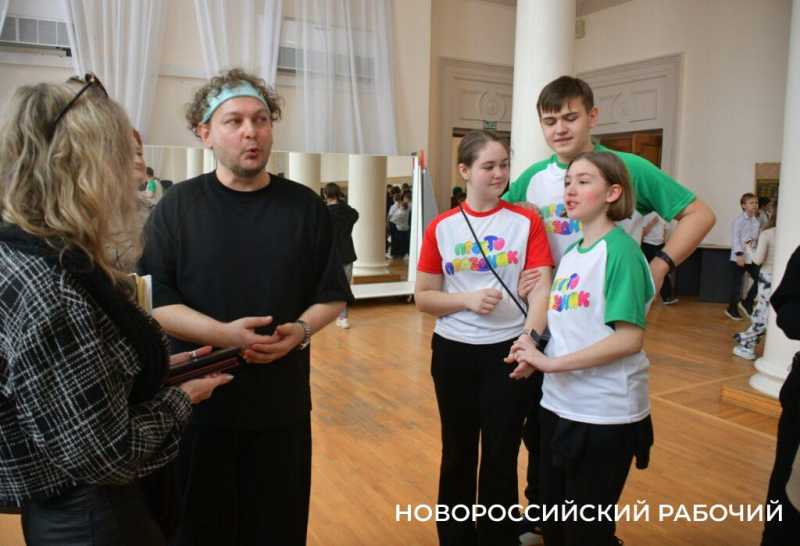 Известный московский режиссер Роман Кирьянов учился в новороссийской школе и играл в нашем ТЮЗе