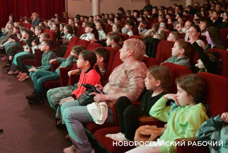 Известный московский режиссер Роман Кирьянов учился в новороссийской школе и играл в нашем ТЮЗе