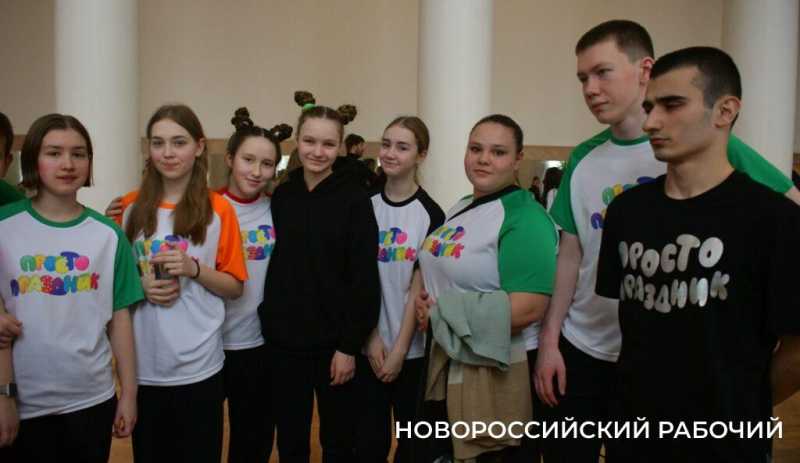 Известный московский режиссер Роман Кирьянов учился в новороссийской школе и играл в нашем ТЮЗе