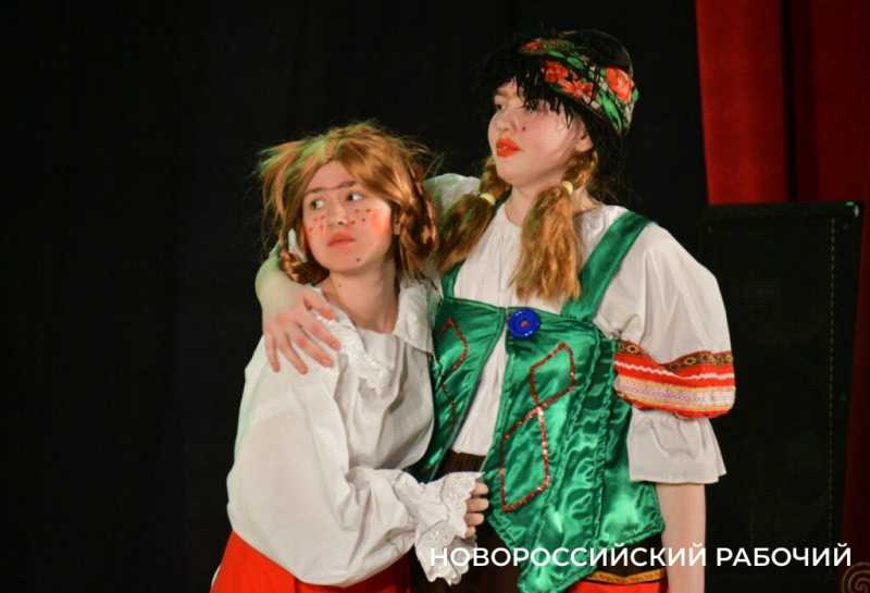 Известный московский режиссер Роман Кирьянов учился в новороссийской школе и играл в нашем ТЮЗе