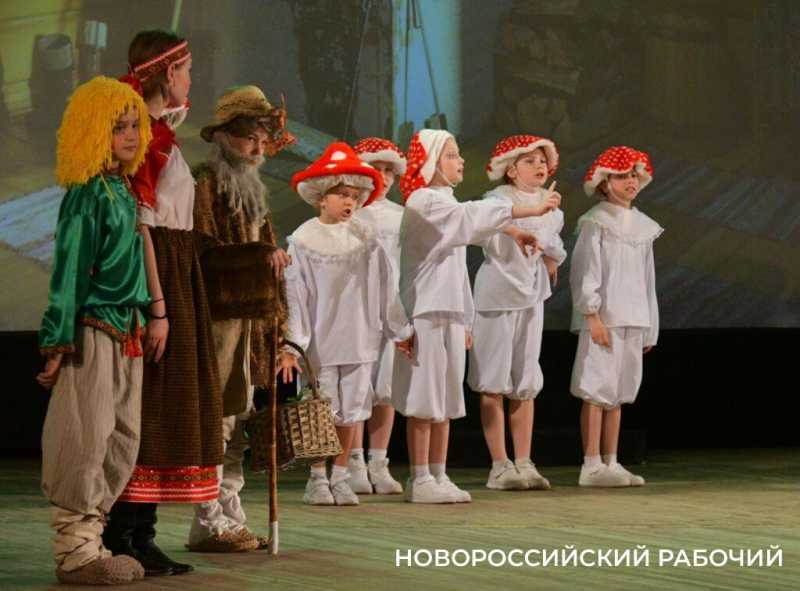 Известный московский режиссер Роман Кирьянов учился в новороссийской школе и играл в нашем ТЮЗе