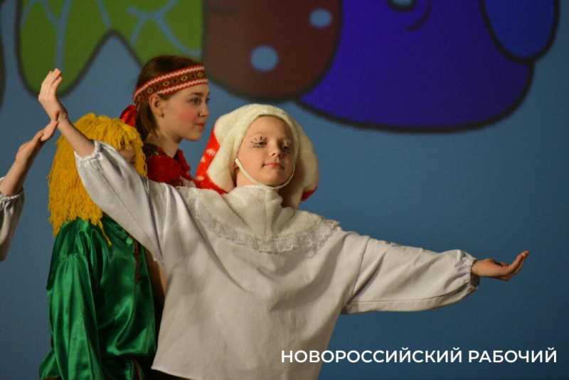 Известный московский режиссер Роман Кирьянов учился в новороссийской школе и играл в нашем ТЮЗе