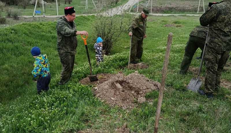 Казаки первичных обществ Новороссийского РКО принимают активное участие в общегородском месячнике по благоустройству