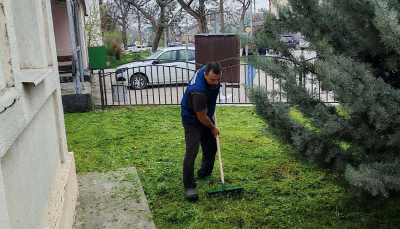 Казаки первичных обществ Новороссийского РКО принимают активное участие в общегородском месячнике по благоустройству