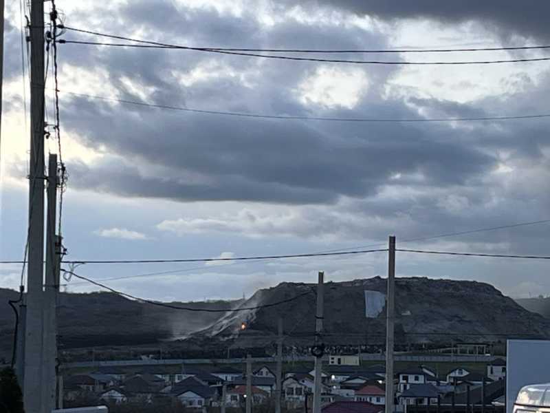 Мусорный полигон в Новороссийске продолжает тлеть. Количество техники и людей на объекте сокращается