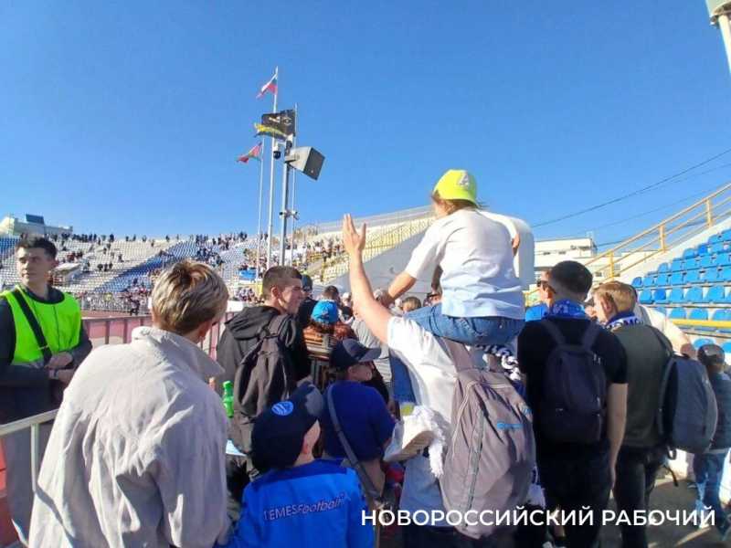На футбольном матче в Новороссийске болельщики гнали «волну», которая закрепила победу «Черноморца»