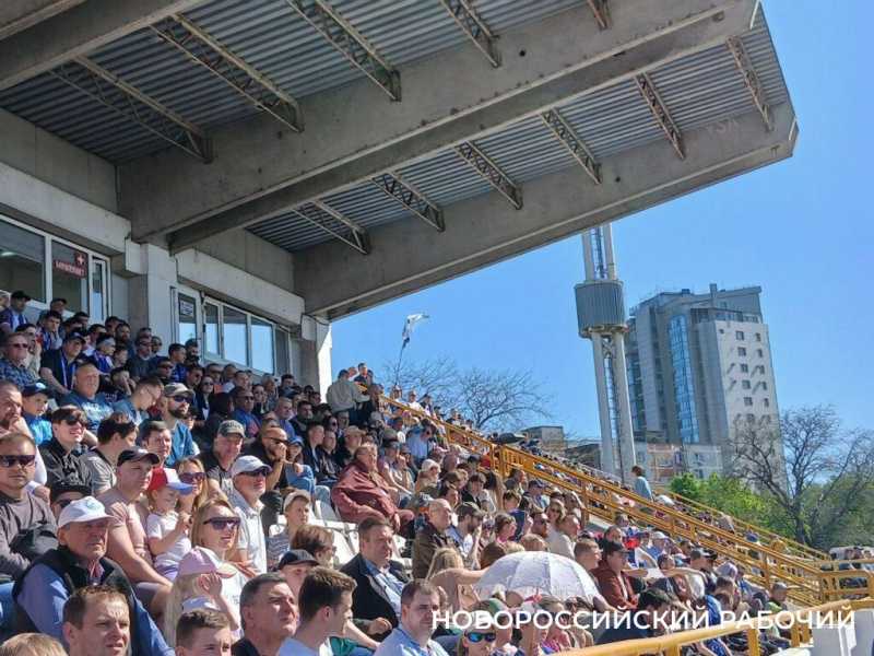 На футбольном матче в Новороссийске болельщики гнали «волну», которая закрепила победу «Черноморца»