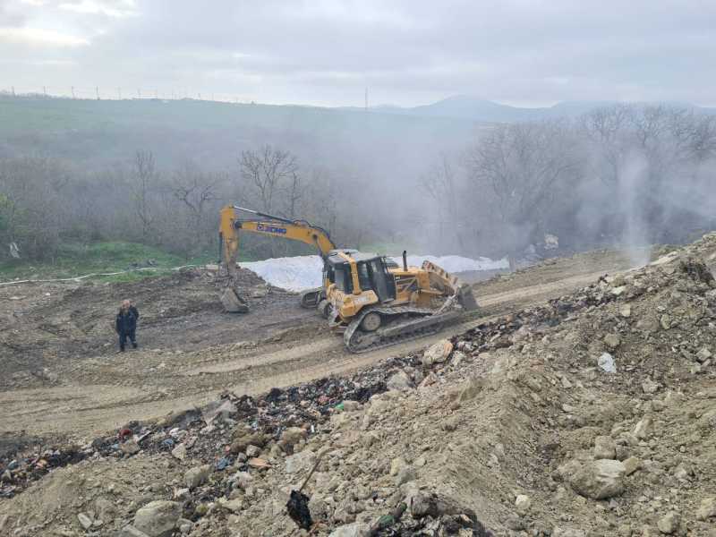 На мусорном полигоне в Новороссийске еще остаются очаги подслойного тления