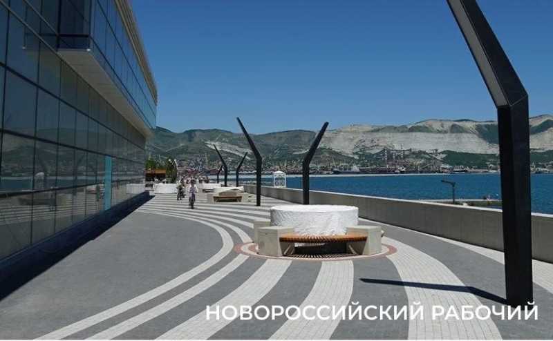 На набережной Новороссийска меняют вазоны. Тени вообще не будет?