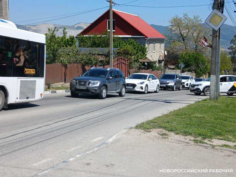 На Радоницу по пути к кладбищам Новороссийска у автомобилистов кипели двигатели
