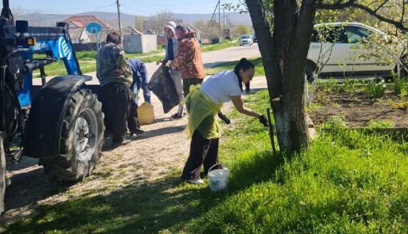 «Начни с себя!»: тысячи жителей Новороссийска вышли на субботники, чтобы сделать город-герой еще чище, краше и комфортнее