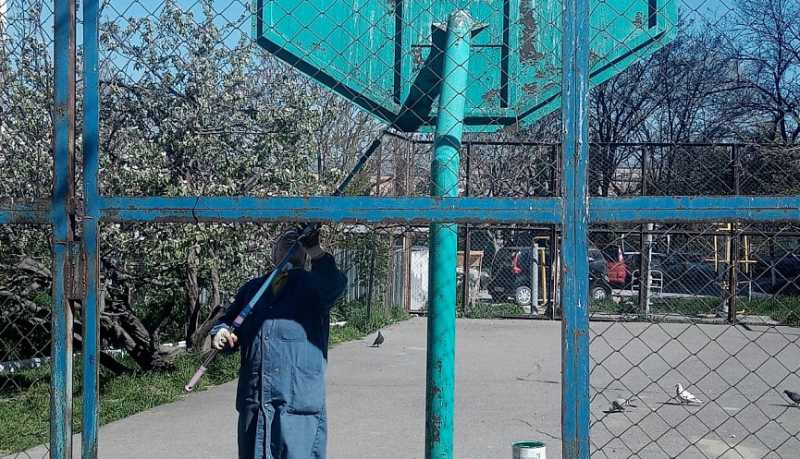 «Начни с себя!»: тысячи жителей Новороссийска вышли на субботники, чтобы сделать город-герой еще чище, краше и комфортнее