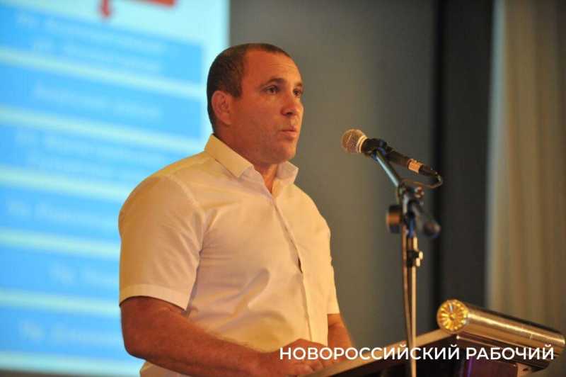 Новороссийцы благодарят «Иваныча» за работу. Со своего поста уходит замглавы Яменсков