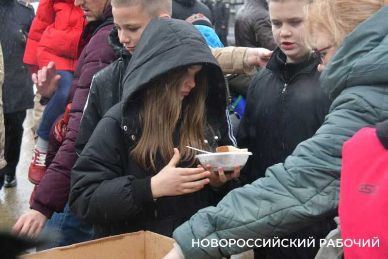 Новороссийцы встретили ретро-поезд «Победа»