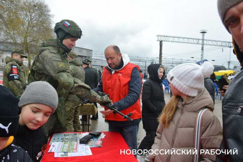 Новороссийцы встретили ретро-поезд «Победа»