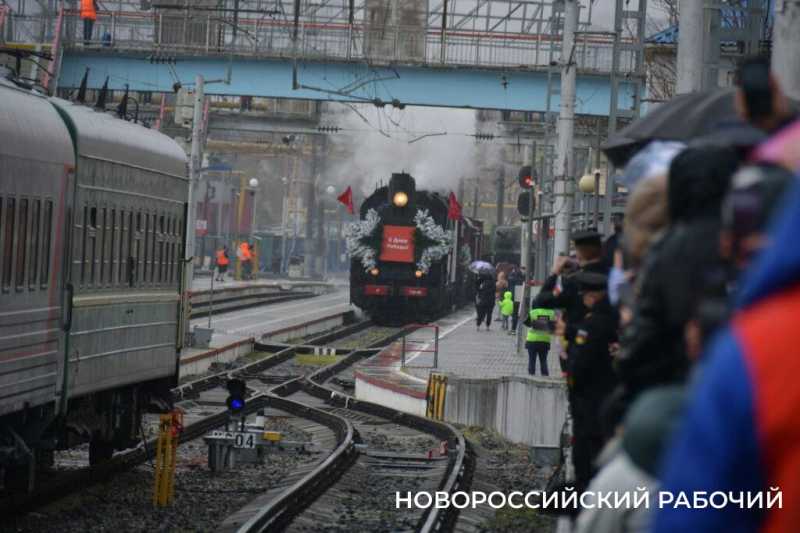 Новороссийцы встретили ретро-поезд «Победа»