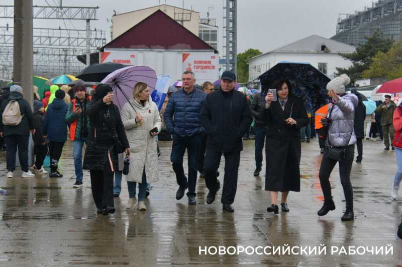 Новороссийцы встретили ретро-поезд «Победа»