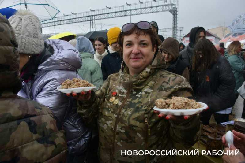 Новороссийцы встретили ретро-поезд «Победа»