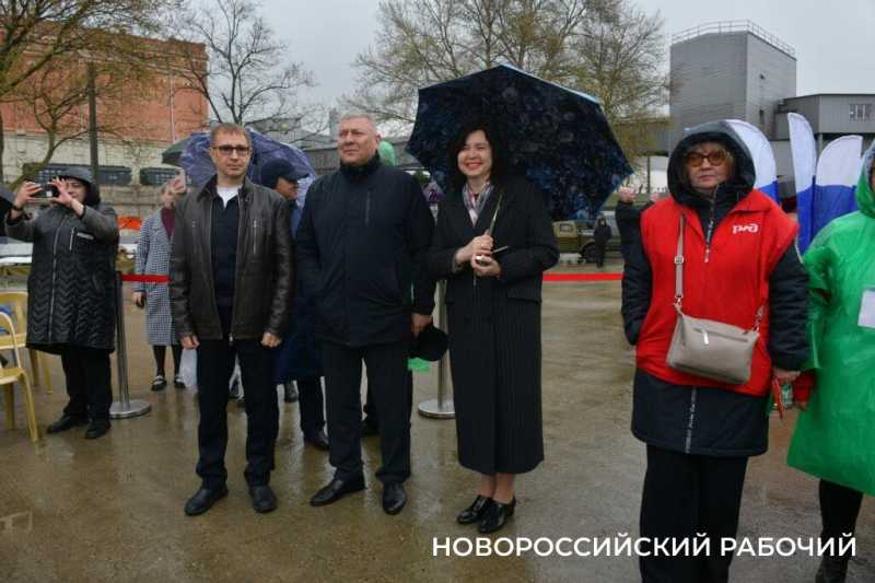 Новороссийцы встретили ретро-поезд «Победа»