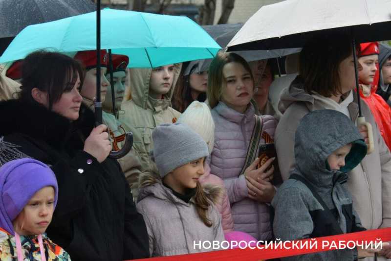 Новороссийцы встретили ретро-поезд «Победа»