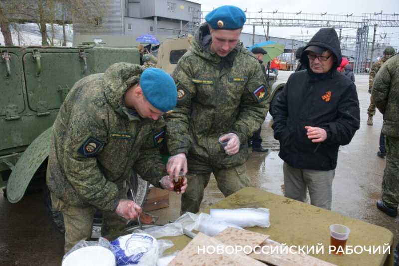 Новороссийцы встретили ретро-поезд «Победа»