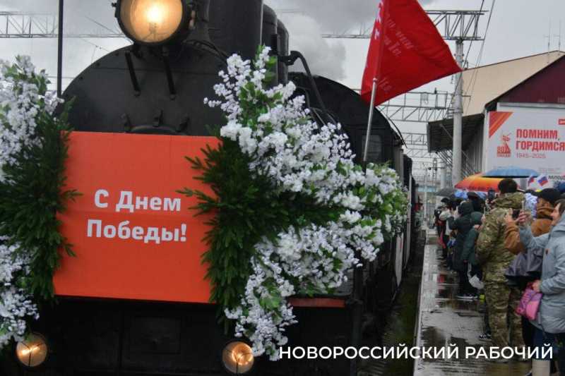 Новороссийцы встретили ретро-поезд «Победа»