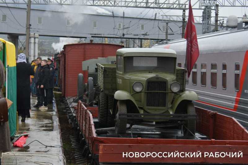 Новороссийцы встретили ретро-поезд «Победа»