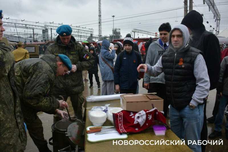 Новороссийцы встретили ретро-поезд «Победа»