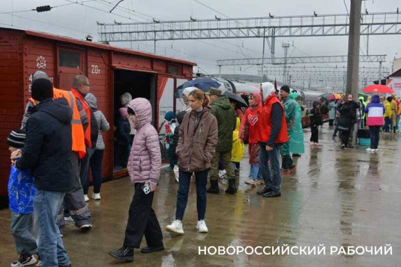 Новороссийцы встретили ретро-поезд «Победа»