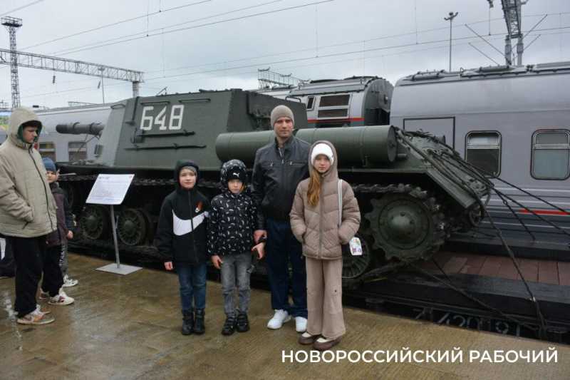 Новороссийцы встретили ретро-поезд «Победа»