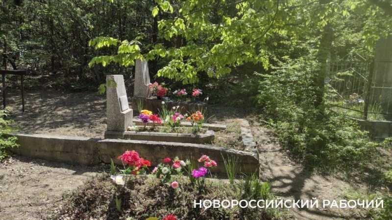 Новороссийск отмечает Радоницу. Горожане приносят цветы к могилам родных и павших героев войны
