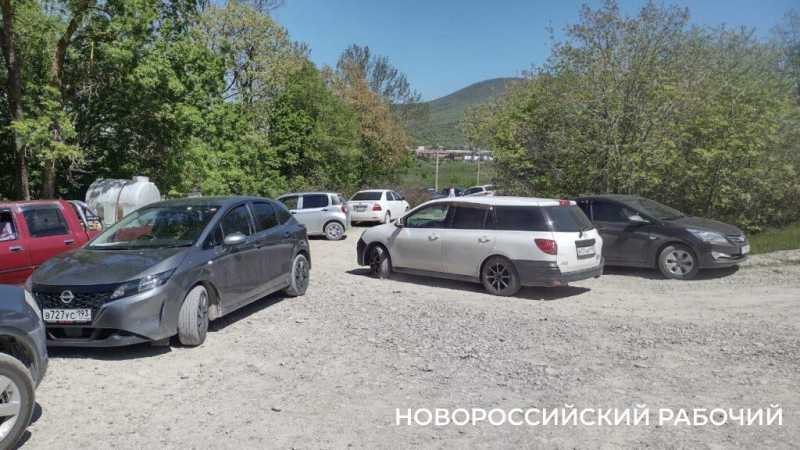 Новороссийск отмечает Радоницу. Горожане приносят цветы к могилам родных и павших героев войны