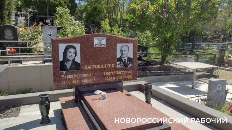 Новороссийск отмечает Радоницу. Горожане приносят цветы к могилам родных и павших героев войны