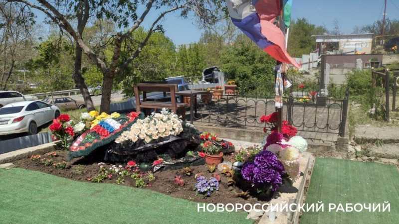 Новороссийск отмечает Радоницу. Горожане приносят цветы к могилам родных и павших героев войны