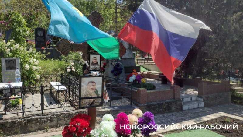 Новороссийск отмечает Радоницу. Горожане приносят цветы к могилам родных и павших героев войны