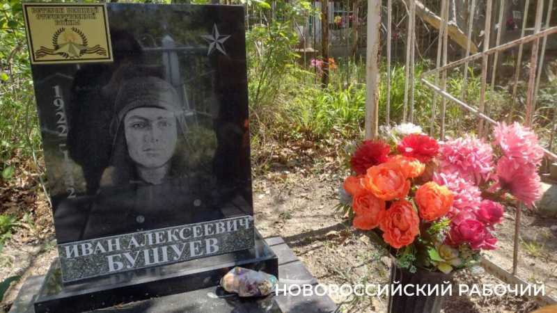 Новороссийск отмечает Радоницу. Горожане приносят цветы к могилам родных и павших героев войны