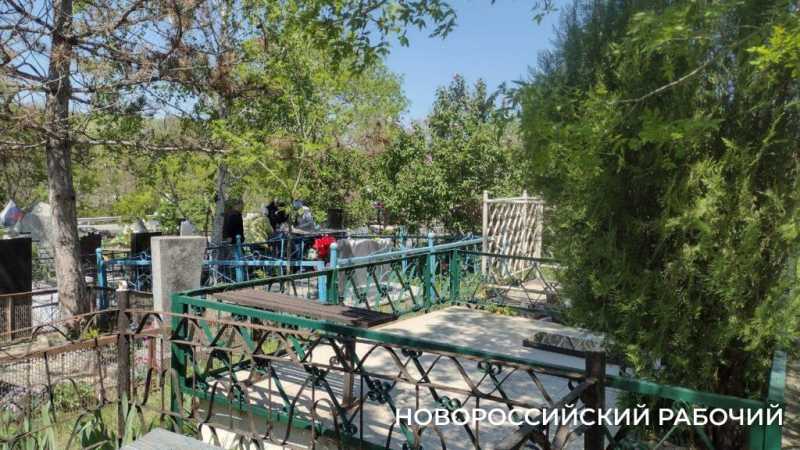 Новороссийск отмечает Радоницу. Горожане приносят цветы к могилам родных и павших героев войны