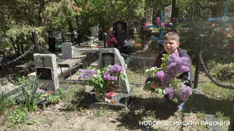 Новороссийск отмечает Радоницу. Горожане приносят цветы к могилам родных и павших героев войны