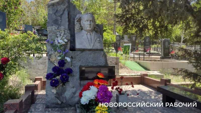 Новороссийск отмечает Радоницу. Горожане приносят цветы к могилам родных и павших героев войны