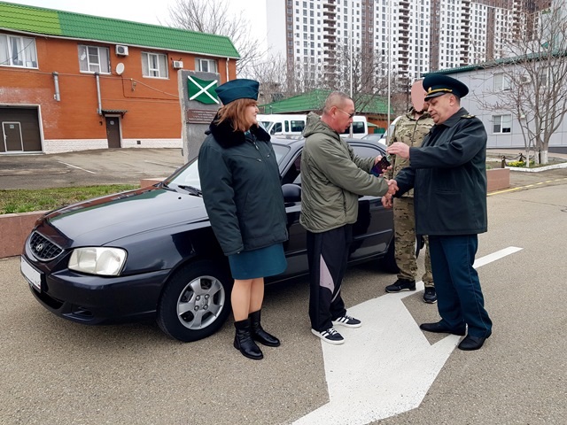 Новороссийские таможенники передали &laquo;Народному Фронту&raquo; автомобиль
