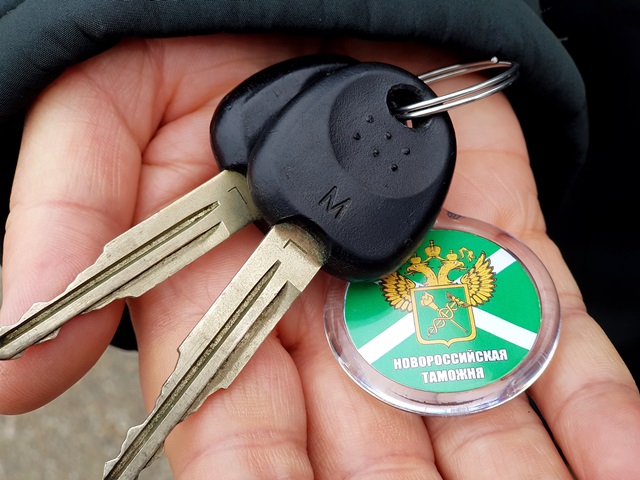 Новороссийские таможенники передали &laquo;Народному Фронту&raquo; автомобиль